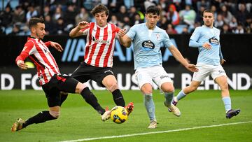 Athletic Bilbao's Spanish forward #07 Alex Berenguer (L) scores the opening goal during the Spanish league football match between RC Celta de Vigo and Athletic Club Bilbao at the Balaidos stadium in Vigo, on January 19, 2025. (Photo by MIGUEL RIOPA / AFP)