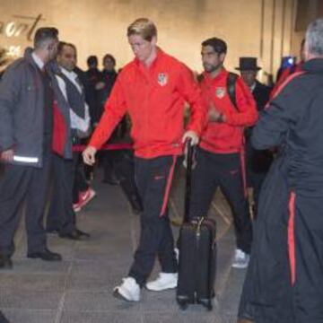 El Atlético llegó anoche a Barcelona, donde fue recibido por un buen número de aficionados. Torres fue de los más aclamados.