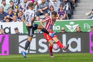 Matteo Ruggeri pone un centro en la primera parte del partido.