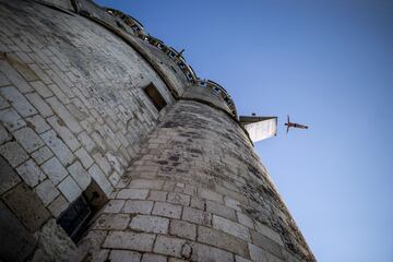 Red Bull encarna la búsqueda de la originalidad en el deporte. Con las series de los Red Bull Cliff Diving World nos damos cuenta de ello, como con la plataforma de 27 metros que se dispuso sobre las alturas de la medieval Torre de San Nicolás, en La Rochelle, Francia. 