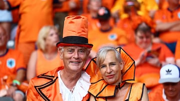 Dos aficionados neerlandeses, en el Olympiastadion de Berlín.