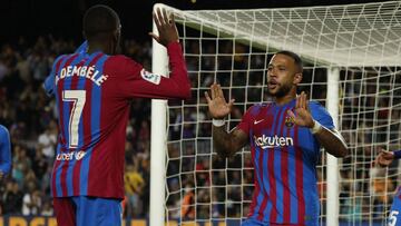 Dembélé y Memphis se felicitan en el partido ante el Celta.