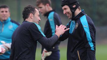 David Ospina y Petr Cech, arqueros en Arsenal