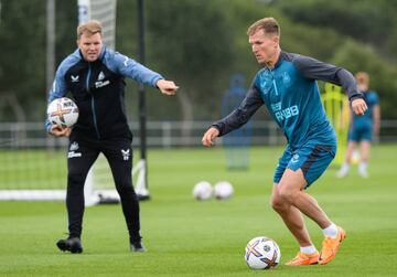 Matt Ritchie y el entrenador del Newcastle, Eddie Howe, durante un entrenamiento. 