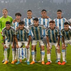 Argentina's players pose for a picture before the Argentina 2023 U-20 World Cup Group A football match between Argentina and Uzbekistan at the Madre de Ciudades stadium in Santiago del Estero, Argentina, on May 20, 2023. (Photo by Gustavo ORTIZ / AFP)