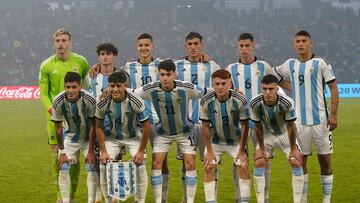 Argentina's players pose for a picture before the Argentina 2023 U-20 World Cup Group A football match between Argentina and Uzbekistan at the Madre de Ciudades stadium in Santiago del Estero, Argentina, on May 20, 2023. (Photo by Gustavo ORTIZ / AFP)
