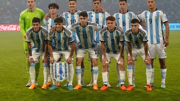 Argentina's players pose for a picture before the Argentina 2023 U-20 World Cup Group A football match between Argentina and Uzbekistan at the Madre de Ciudades stadium in Santiago del Estero, Argentina, on May 20, 2023. (Photo by Gustavo ORTIZ / AFP)