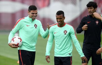 Portugal's defender Pepe (L) and Portugal's forward Nani (C) joke during a training session in Kazan, Russia, on June 27, 2017 on the eve of the Russia 2017 FIFA Confederations Cup football semi-final match Portugal vs Chile. / AFP PHOTO / FRANCK FIFE