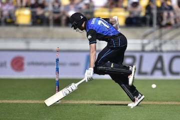 Mitchell Santner of New Zealand makes his ground safely during the 2nd one-day international cricket match between New Zealand and Australia at Westpac Stadium in Wellington on February 6, 2016. AFP PHOTO / MARTY MELVILLE