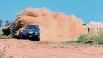 <b>¡QUÉ MANOS! </b>Así pilotó Carlos Sainz su Volkswagen en la etapa de ayer para conseguir ser el más rápido y dejar atrás a todos sus rivales. Si es que los tiene en este terreno...