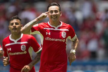 Toluca hizo valer su condición de local con un triunfo de dos goles contra cero ante Morelia, mismo que por unos segundos parecía terminar en un empate, dentro de una polémica decisión arbitral que les costó el partido a los visitantes.