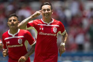 Toluca hizo valer su condición de local con un triunfo de dos goles contra cero ante Morelia, mismo que por unos segundos parecía terminar en un empate, dentro de una polémica decisión arbitral que les costó el partido a los visitantes. 