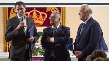 Fernando Hierro, el periodista Roberto G&oacute;mez y Vicente del Bosque en la entrega de premios del VI Torneo de F&uacute;tbol Cadete Vicente del Bosque Villa de Alalpardo.