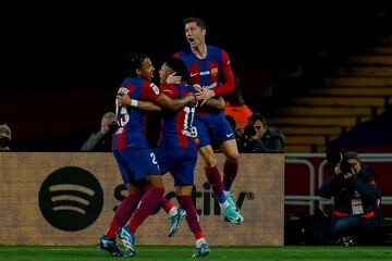 1-1. Robert Lewandowski celebra el primer gol azulgrana que marca en el minuto 18 de partido.