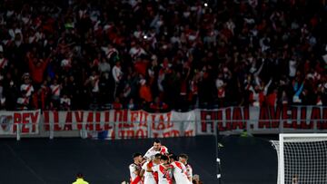 Soccer Football - Copa Libertadores - Group F - River Plate v Fortaleza - Monumental Antonio Vespucio Liberti, Buenos Aires, Argentina - April 13, 2022 River Plate's Nicolas de la Cruz celebrates scoring their second goal with teammates REUTERS/Agustin Marcarian