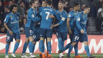 Los jugadores del Madrid celebran el primer gol del encuentro ante el Betis, logrado por Marco Asensio