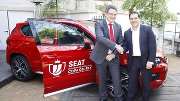 El director de márketing de la RFEF, Vicente Casado, junto a su homólogo de SEAT, Gabriele Palma.