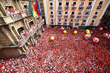 Los asistentes participan en la inauguración del festival de San Fermín (Chupinazo) en Pamplona, ​​España, el 6 de julio de 2025.