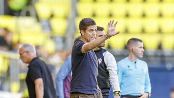 Lisci da instrucciones a sus jugadores en el duelo de La Cerámica.