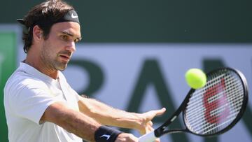 Federer cruises at Indian Wells, Thiem retires hurt