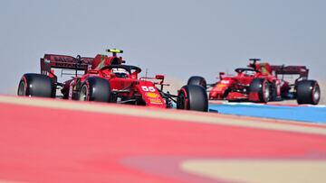 Carlos Sainz y Charles Leclerc (Ferrari SF21). Bahréin, F1 2021.