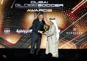 Leonardo Bonucci de la Juventus recibe el premio al mejor defensor del año durante los Globe Soccer Awards 2021