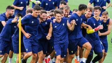 Piña con Álvaro. Los jugadores ‘tapan’ con buen humor a su compañero a quien han arropado.