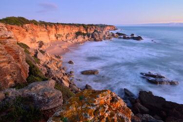 Elevados acantilados hacen de refugio del viento de levante para gran cantidad de bañistas, cuando éste azota con fuerza. De todas, sólo 4 tienen accesos habilitados, pero es posible acceder a las demás durante la bajamar. En la parte superior del talud, una red de senderos atraviesa un matorral mediterráneo con especies como hinojo de mar o enebro marítimo. Este sendero une las calas y permite disfrutar de un paseo con vistas panorámicas de toda la playa. Se accede a la playa a través de la carretera CA-4202.