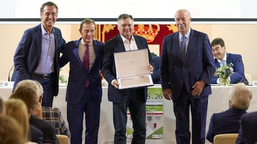 Jorge Valdano, Emilio Butrague&ntilde;o, Jos&eacute; Antonio Camacho y Vicente del Bosque, exjugadores del Real Madrid, en los premios del torneo de f&uacute;tbol Vicente del Bosque de Alalpardo (Madrid).