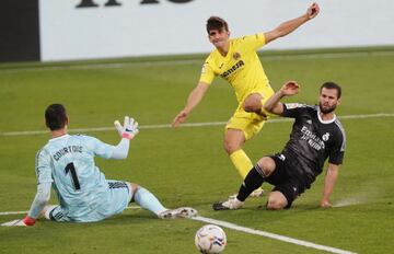 Nacho, durante una acción del Villarreal-Real Madrid.