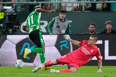 Andriy Lunin frena a Bakambu en una de las ocasiones más claras del Betis durante una noche de asedio en Sevilla.