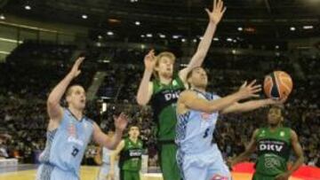 <b>LANZADO. </b>Lofton supera a Norel y a Eyenga bajo el aro de la Penya.