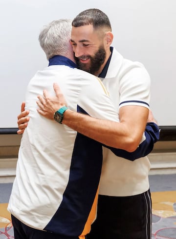 Karim Benzema abraza a Carlo Ancelotti. 