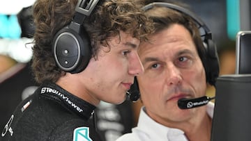 Andrea Kimi Antonelli (Mercedes) y Toto Wolff. F1 2025.
