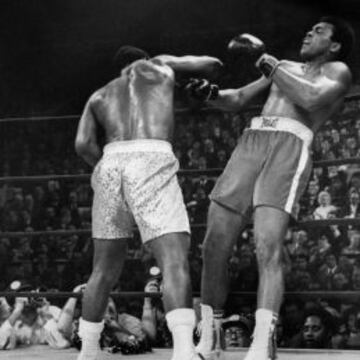 Reproducción de una imagen del libro Años de Gloria sobre la vida de Cassius Clay. Ali contra Doug Jones en el Madison Square Garden.