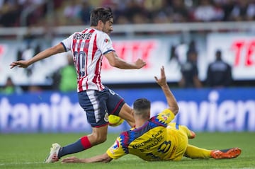 Rodolfo Pizarro saca un tiro ante la barrida de Bruno Valdez.