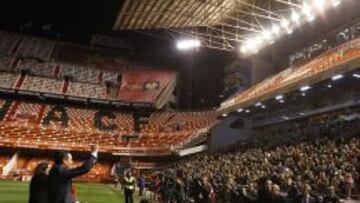 M&aacute;s de 5000 personas acudieron a la asamblea de Mestalla. El club instal&oacute; un escenario y tres pantallas gigantes en el centro del campo, la tribuna del estadio se llen&oacute; de accionistas y abonados incondicionales de Amadeo Salvo, que votaron con cartulinas a su favor.  