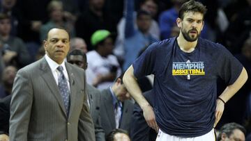 El t¨¦cnico Lionel Hollins, enlace de Marc Gasol en los Lakers