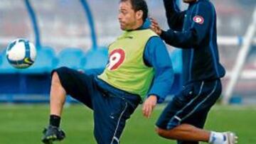 <b>MEDULAR DE LUJO. </b>Mandiá volverá a contar con sus dos mediocentros preferidos: Farinós y Abel Aguilar. Ayer, el equipo se entrenó por última vez en Zubieta tras un maratoniano viaje en autobús.