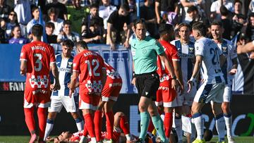 LEGANÉS (MADRID), 24/04/2025.- Jugadores de ambos equipos junto al colegiado durante el partido de la jornada 33 de LaLiga EA Sports entre el Leganés y el Girona, este jueves en el estadio de Butarque en Leganés (Madrid).-EFE/ Fernando Villar