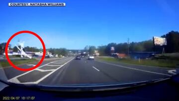 Terrorífico accidente de una avioneta captado por un coche: pudo ser peor