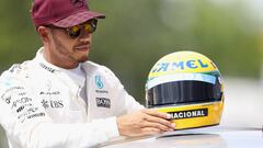 Lewis Hamilton admirando el casco de Senna.
