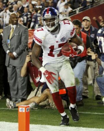 Plaxico Burres, estrella de la NFL, jugó con Pittsburgh Steelers, Giants de Nueva York y Jets de Nuerva York. Ganó la edición XLII de la Super Bowl con los Giants. En 2008 se pegó un tiro en el pie accidentalmente en un club nocturno de Nueva York. En 2009, y por este hecho, fue  juzgado por tenencia ilícita de armas y disparar en un lugar público, condenado a cuatro años de prisión revisables a los dos por buena conducta, Burress cumplió año y medio de prisión e incluso volvió a jugar en la liga, aunque sin en el brillo de su buena época. 