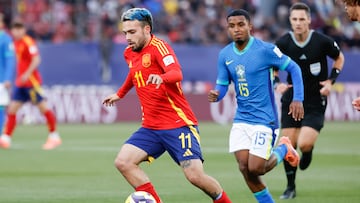AME5090. SANTIAGO (CHILE), 04/10/2025.- David Mella (i) de España disputa el balón con Rafael Coutinho de Brasil este sábado, en un partido del grupo C de la Copa Mundial Sub-20 entre España y Brasil en el estadio Nacional Julio Martínez Prádanos, en Santiago (Chile). EFE/ Elvis González