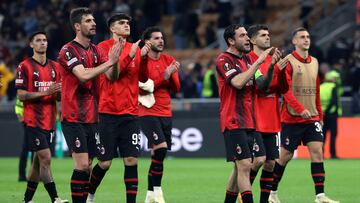 Milan (Italy), 11/04/2024.- Milan'Äôs players applaud to fans after losing the UEFA Europa League quarter-finals, 1st leg soccer match between AC Milan and AS Roma in Milan, Italy, 11 April 2024. (Italia) EFE/EPA/MATTEO BAZZI

