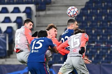 El central aprovechó una falta lateral lanzada por Yannick Carrasco y con el hombro desvió el balón hacia el fondo de la portería.