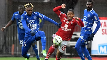 Brest's French defender Ronael Pierre-Gabriel (R) fights for the ball with Troyes' Malian midfielder Rominigue Kouame during the French L1 football match between Stade Brestois 29 and Troyes at the Francis-Le Ble stadium, in Brest, on February 13, 2022. (Photo by Fred TANNEAU / AFP)