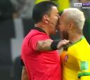 Neymar la lía, se encara con el árbitro... ¡y ni amarilla!