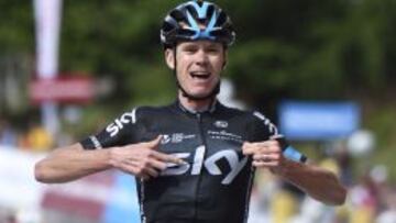 Froome celebró su triunfo en el Dauphiné señalando el nombre de su equipo.