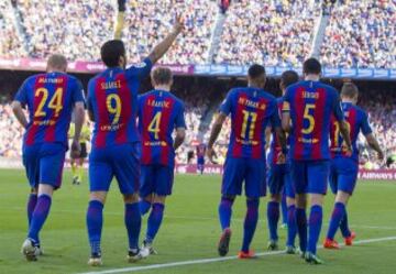 Luis Suárez celebra el 3-0 con el resto del equipo. 